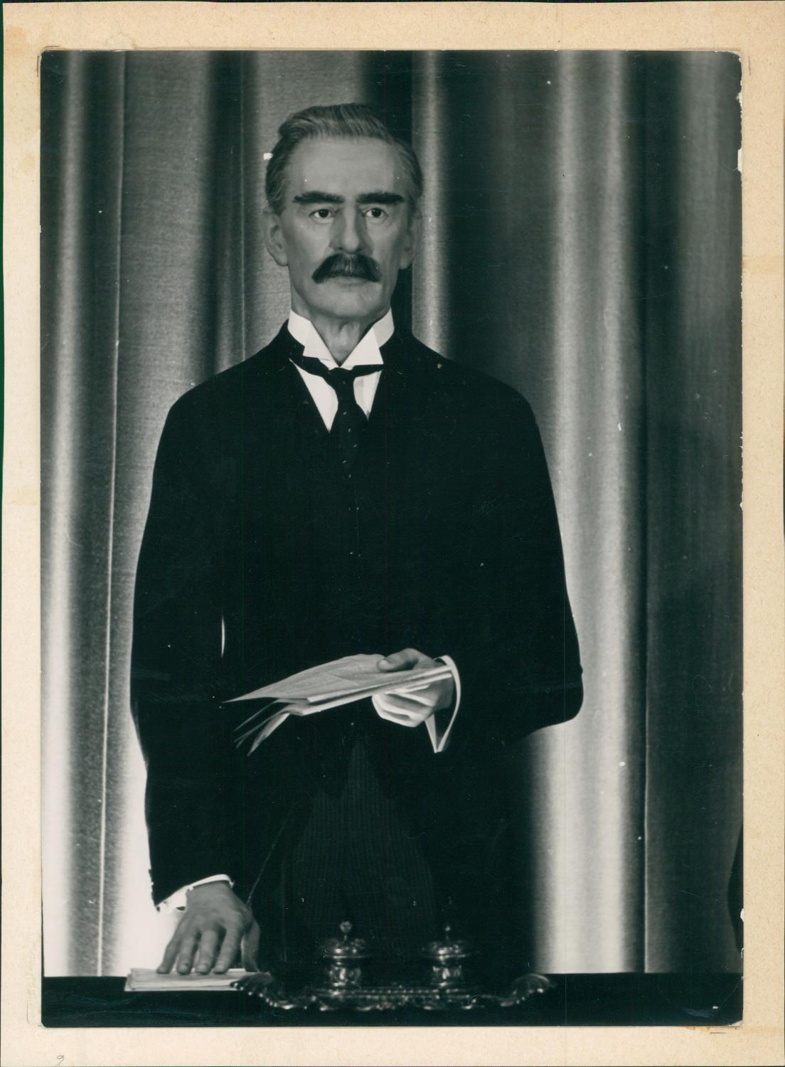 Angleterre Londres Sculpture De Sir Neville Chamberlain A Madame Tussauds Ca 1930 Vintage Silver Print By Photographie Originale Original Photograph 1930 Photograph Photovintagefrance