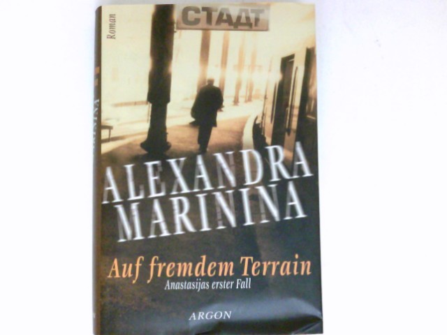 Auf fremdem Terrain : Roman. Aus dem Russischen von Felix Eder und Thomas Wiedling. - Marinina, Aleksandra