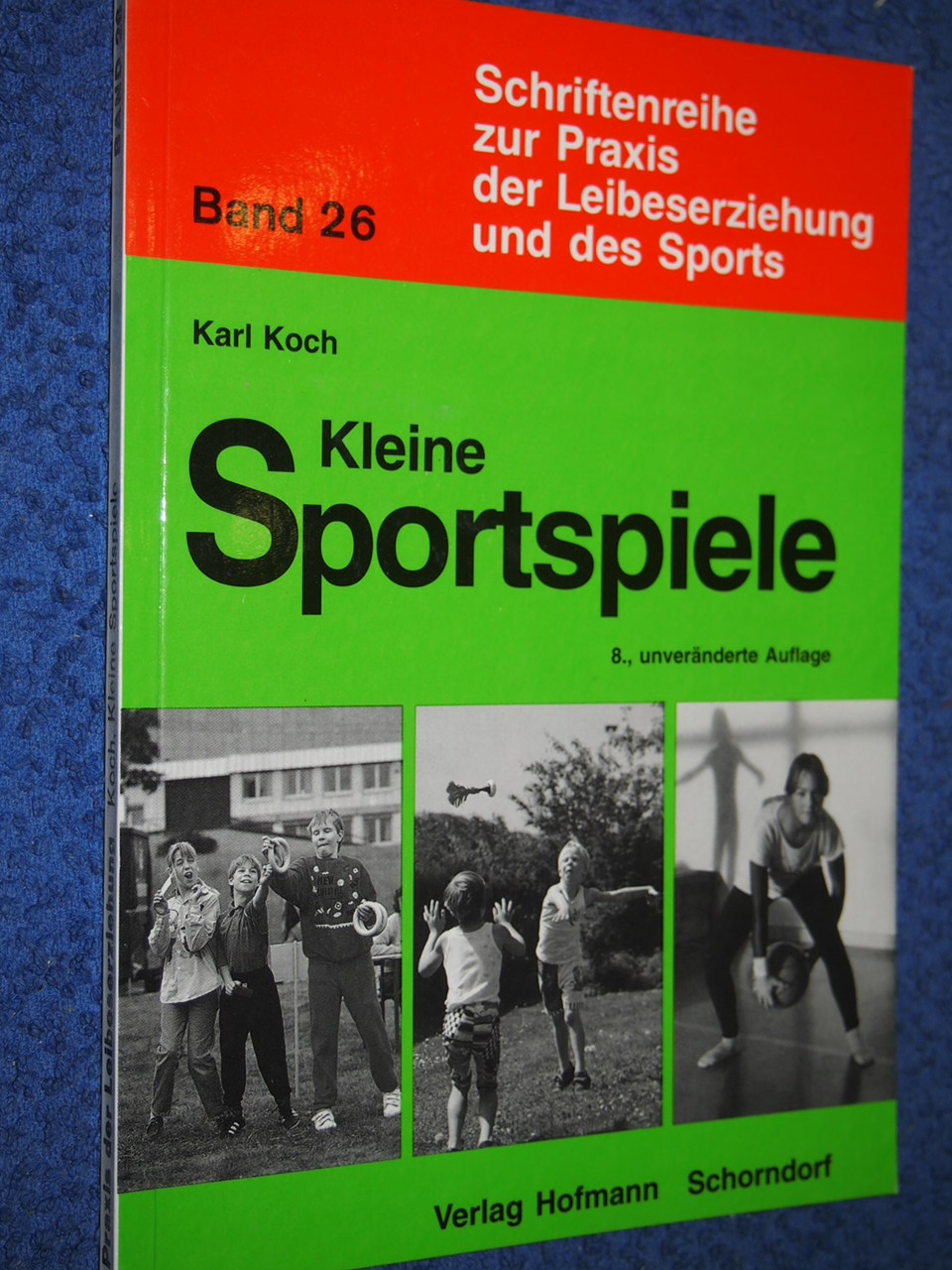 Kleine Sportspiele : eine Darstellung kleiner Sportspiele für die schulische Grundausbildung unter dem Aspekt der Spielverwandtschaft und Vorbereitung auf die grossen Sportspiele. - Koch, Karl,i1917-