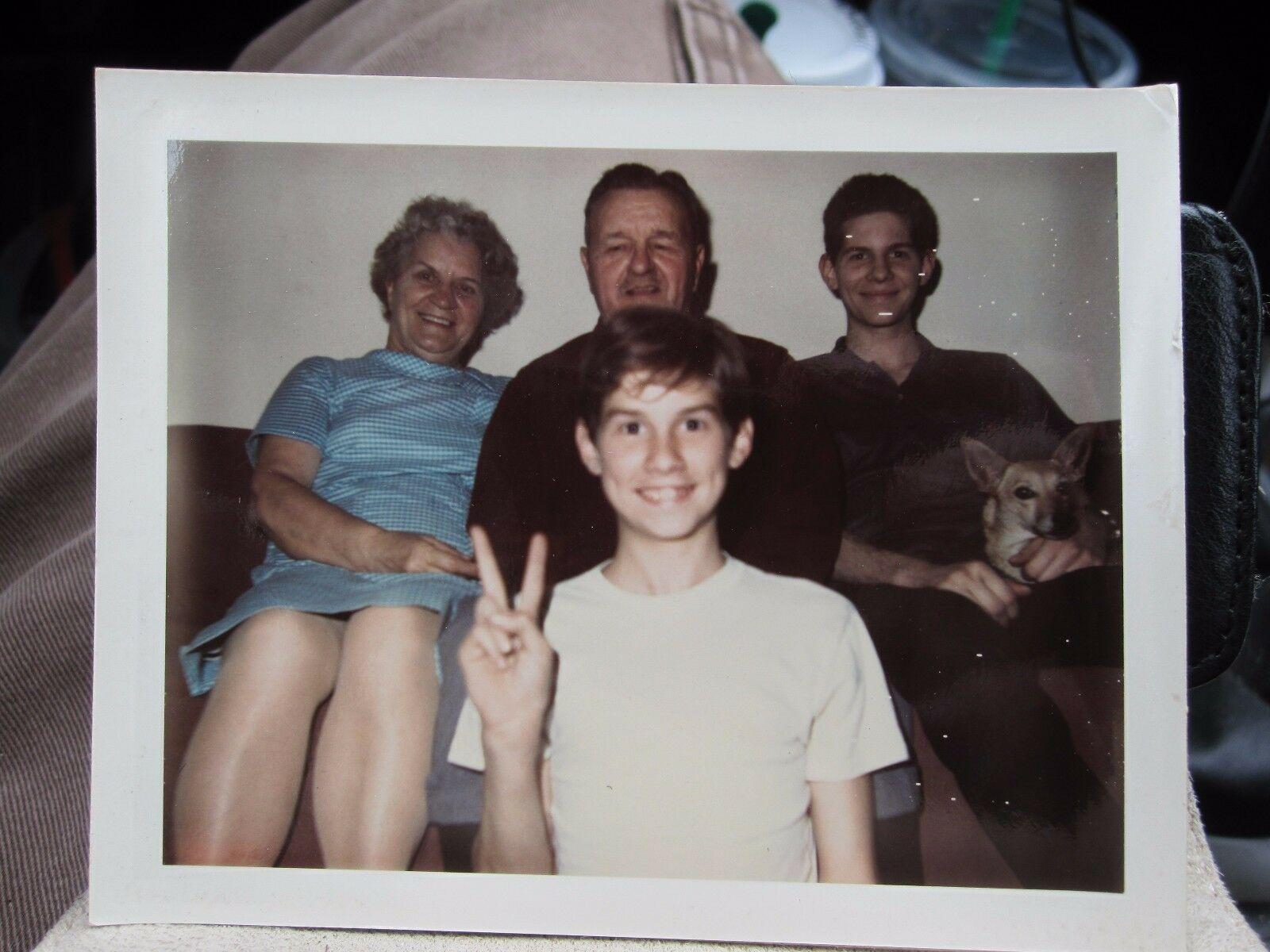 VINTAGE VERNACULAR POLAROID PEACE SIGN THREE GENERATIONS DOG EARLY 70s IL PHOTO 