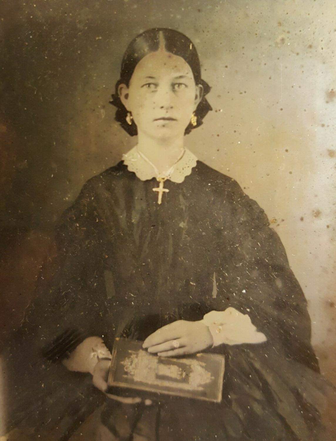 ANTIQUE AMERICAN VICTORIAN FASHION GOLD JEWELRY CRUCIFIX BOOK AMBROTYPE PHOTO MA [ ]