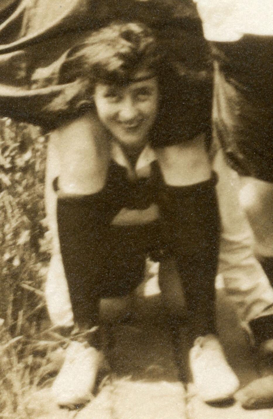 VINTAGE 1918 SCHOOL GIRLS SKIRTS PEEKABO BOX CAMERA FUNNY FUN ANTIQUE OLD PHOTO [ ]