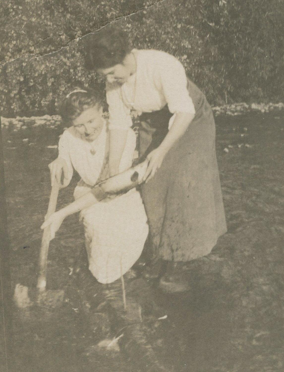 ANTIQUE FEMALE GOLD MINERS SHOVEL PAN RIVER MINING MINER AMERICAN RPPC PHOTO [ ]