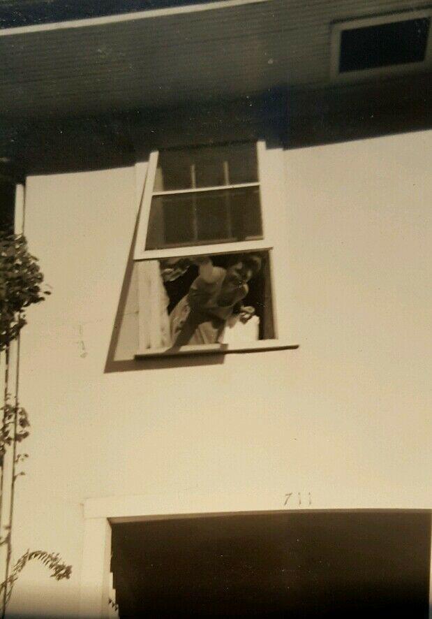 VINTAGE UNUSUAL 711 FLAT GIRL VERNACULAR PHOTOGRAPHY SNAPSHOT ARTISTIC