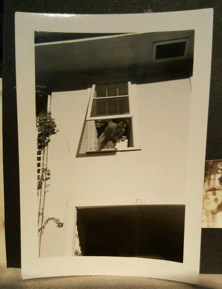 VINTAGE UNUSUAL 711 FLAT GIRL VERNACULAR PHOTOGRAPHY SNAPSHOT ARTISTIC