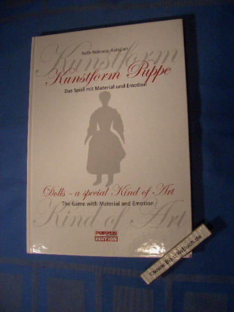 Kunstform Puppe : das Spiel mit Material und Emotion = Dolls - a special kind of art. Ruth Ndouop-Kalajian. [Hrsg.: Tom Wellhausen. Übers.: Robert McMurray .] / Puppen-&-Spielzeug-Edition. - Ndouop-Kalajian, Ruth (Mitwirkender),