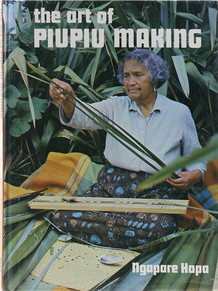 The Art of Piupiu Making. An instructional manual setting out the materials, design and assembly of the Maori skirt, central item of Maori costume. 2. Aufl. - Hopa, Ngapare.