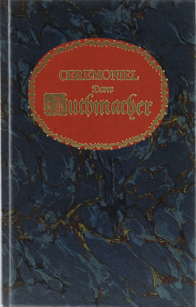 Ceremoniel Derer Huthmacher. der vornehmsten Künstler und Handwercker Ceremonial-Politica, in welcher nicht allein dasjenige, was bei dem Auffdingen, Loßsprechen und Meister werden nach denen Articulus-Briefen unterschiedener Oerter, von langer Zeit her in ihren Innungen und Zünften observiret worden, sondern auch diejenigen lächerlichen und bisweilen bedenklichen Actus wie auch Examina bey dem Gesellen-machen ordentlich durch Fragen und Antwort vorstellen und mit nützlichen Anmerckungen zufälliger Gedancken ausführen wollen. Erster Theil. Nachdruck der Ausgabe von Leipzig 1708. - Frisius, Fridericus (Friese, Friedrich).