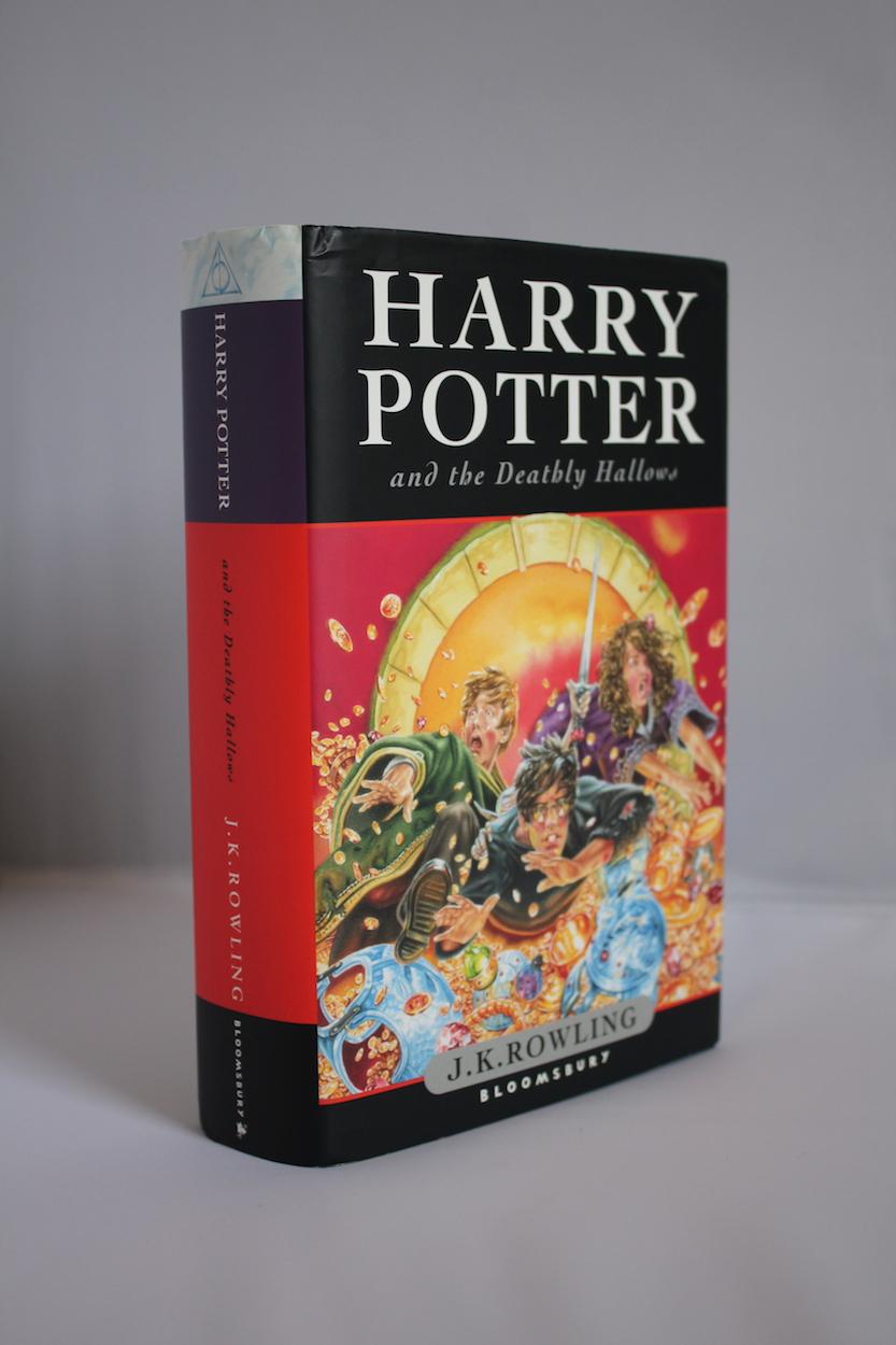 Hardcover　Deathly　hologram　and　(2007)　with　Edition,　first　Rowling,　by　Potter　Signed　Author(s)　Harry　edition　UK　First　1st　Fine　signed　the　Near　official　by　and　Hallows',　Fine