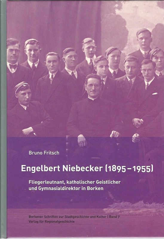 Engelbert Niebecker (1895 - 1955). Fliegerleutnant, katholischer Geistlicher und Gymnasialdirektor in Borken. - Fritsch, Bruno