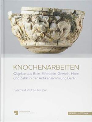 Knochenarbeiten Objekte aus Bein, Elfenbein, Geweih, Horn und Zahn in der Antikensammlung Berlin. - Platz-Horster, Gertrud