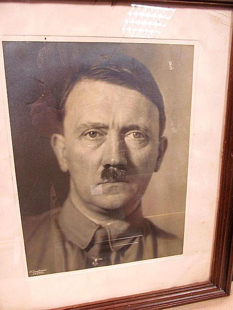 Wie Alt Ist Hitler Geworden Adolf Hitler: Großformatiges Porträtfoto, alt unter Glas gerahmt, links