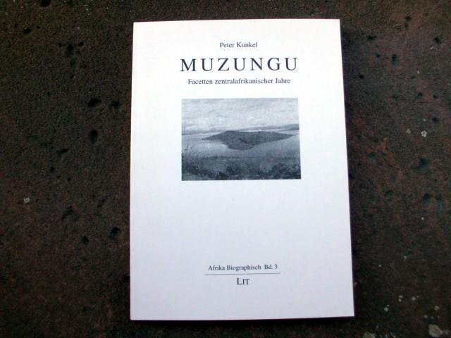 Muzungu. Facetten zentralafrikanischer Jahre. Umschlagbild von Peter Kunkel. (= Afrika Biographisch, Band 3). Erstausgabe. - Kunkel, Peter