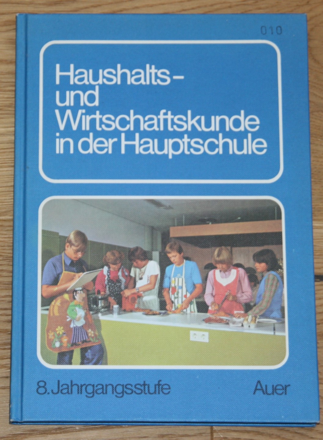 Haushalts- und Wirtschaftskunde in der Hauptschule. 8. Jahrgangsstufe. - Reißenweber, Waltraud, Franziska Beer und Mathilda Grammel