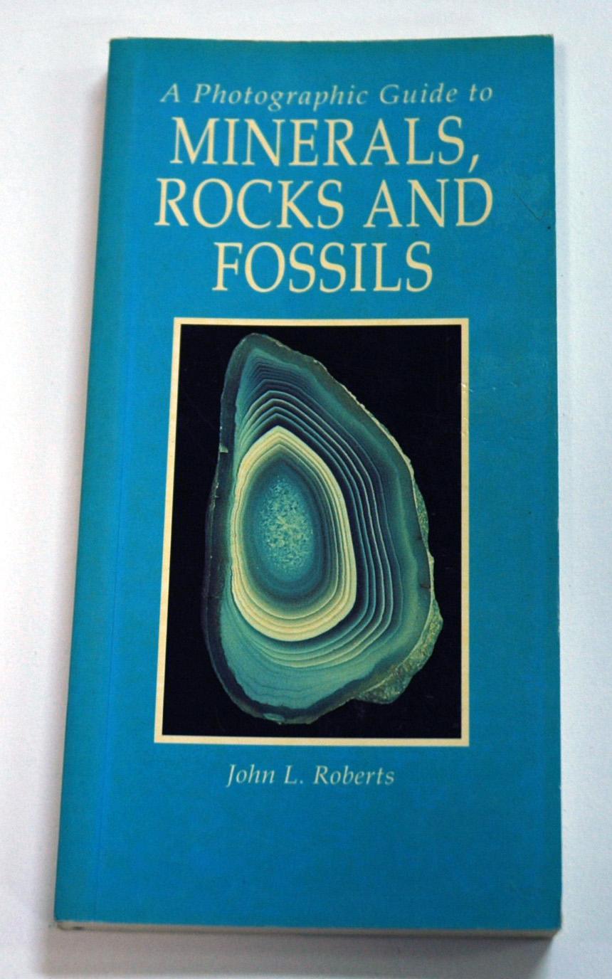 A Photographic Guide to Minerals, Rocks and Fossils - John L. Roberts