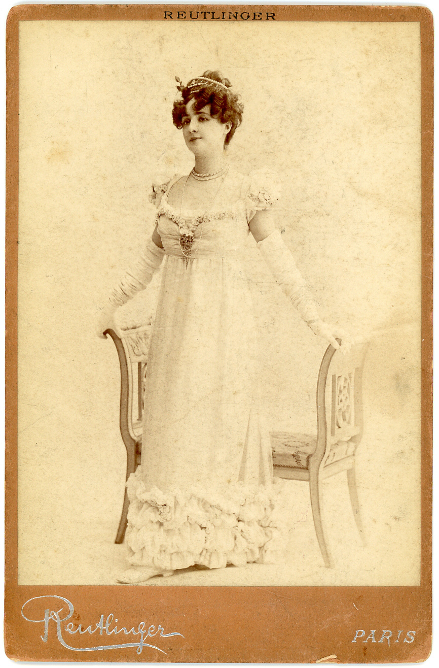 Femme en robe de soirée, ca.1890, vintage albumen print, Carte cabinet Photographie originale / Original photograph [ ]