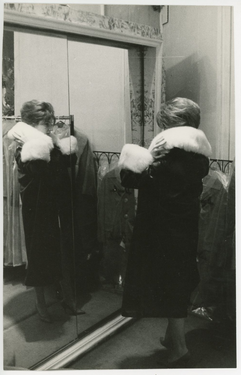 Une femme en manteau de fourrure Photographie originale / Original photograph [ ]