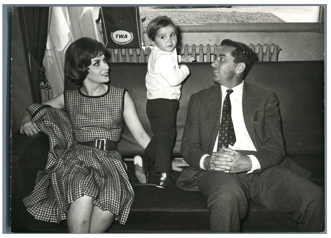 Gina Lollobrigida avec son mari et son fils à Orly by Photographie