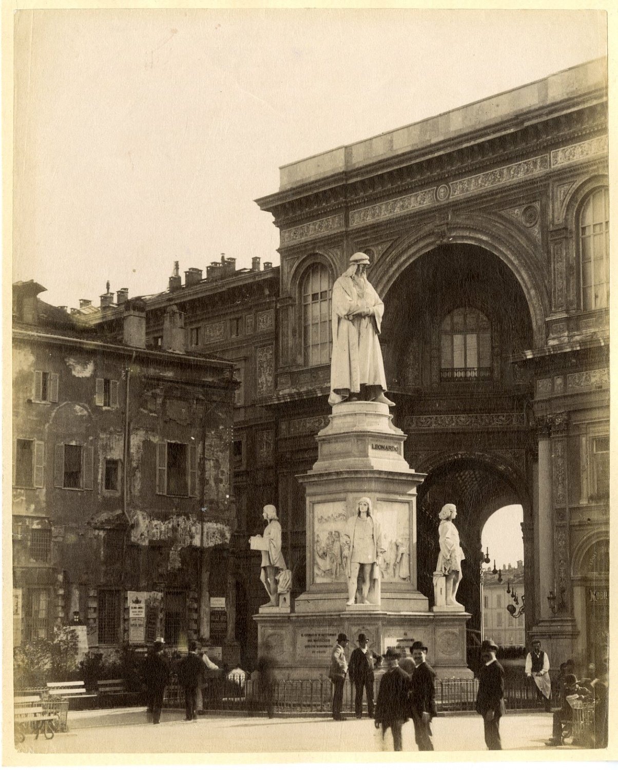 Italie, Milan, Monument de L. de Vinchi, Place de la Scala by ...