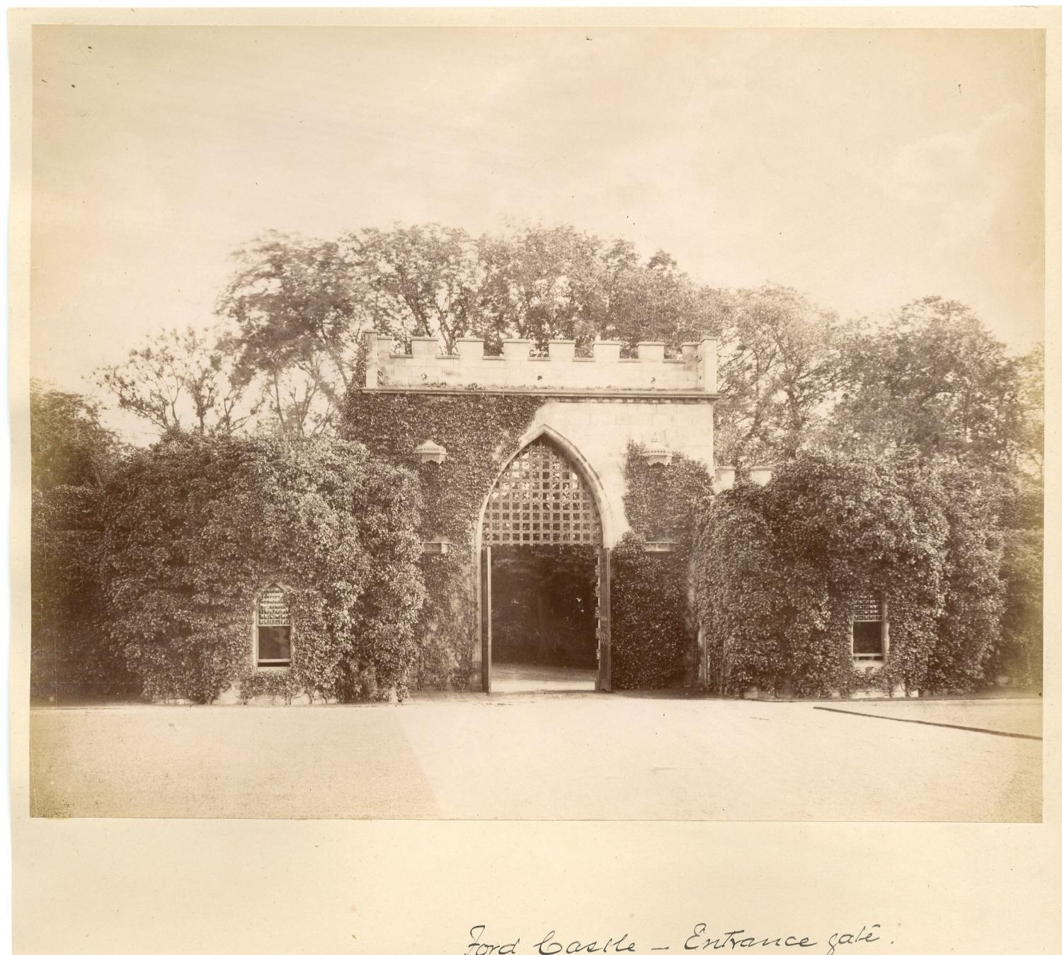 Royaume-Uni, Ford Castle, Entrance Gate Photographie originale / Original photograph [ ]