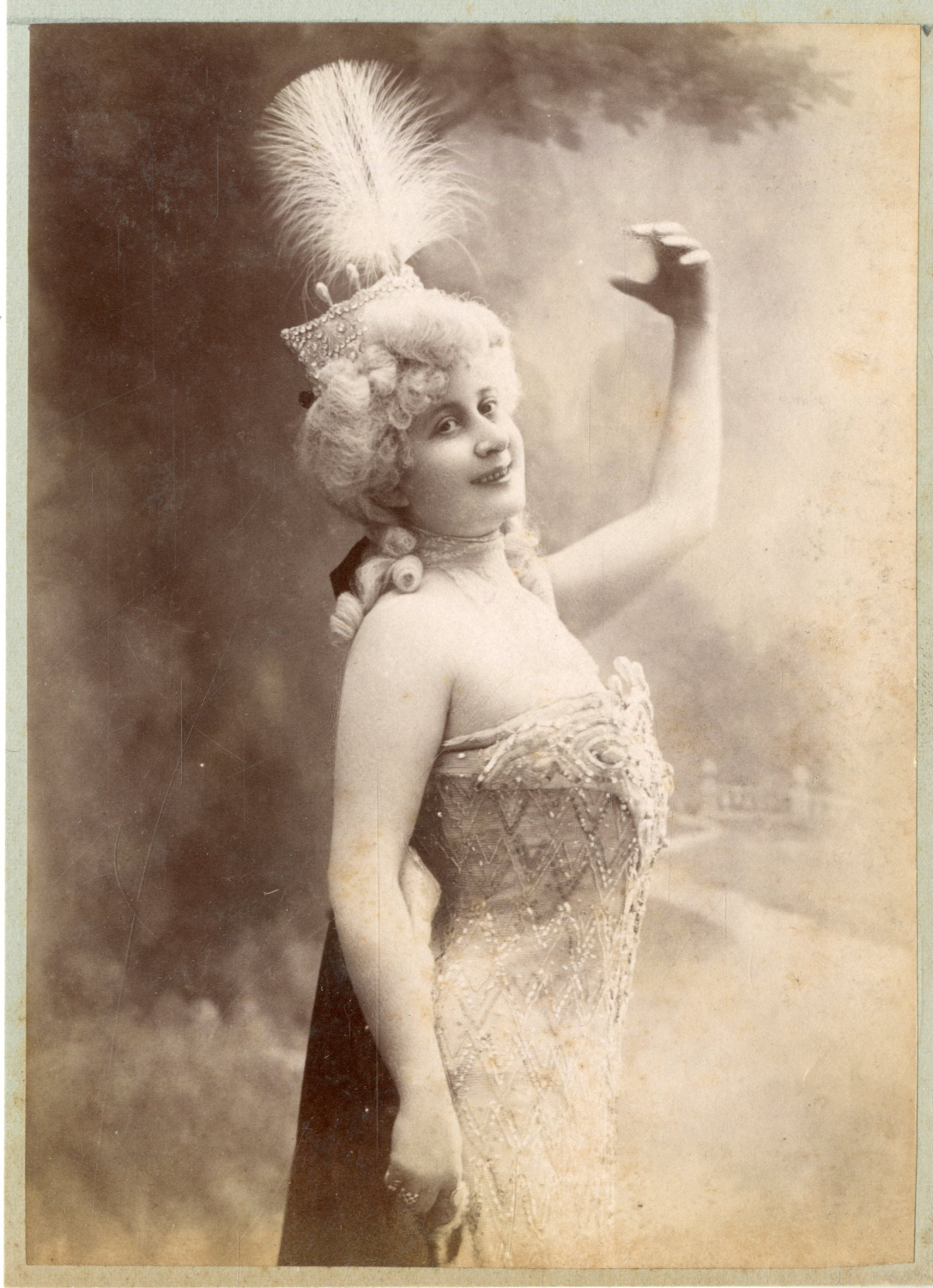 Mode, Femme en robe de soirée et coiffure à plume, ca.1895, Vintage albumen print Photographie originale / Original photograph [ ]