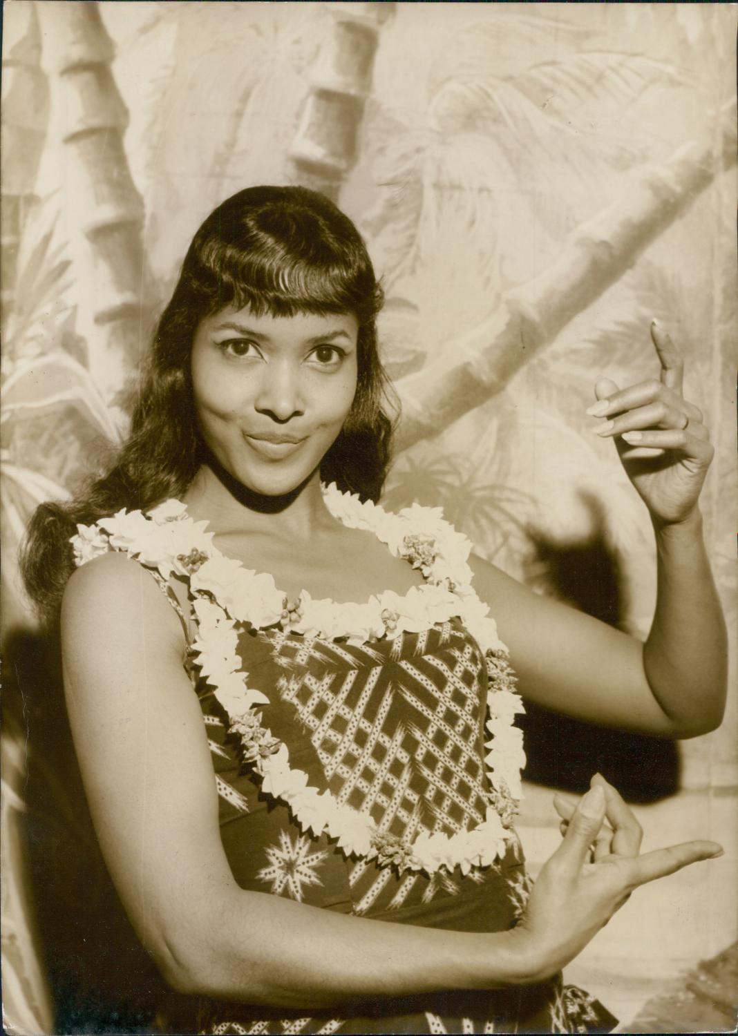 Actrice Marpessa Dawn avec collier Polynésien, 1962, Vintage silver