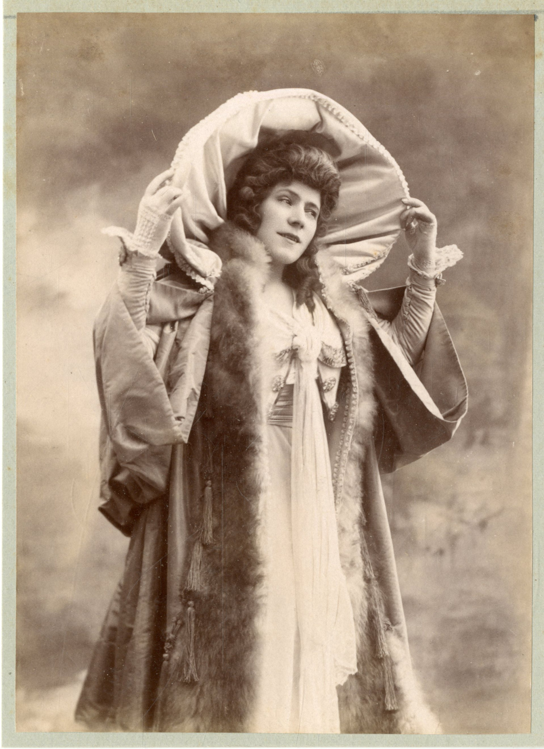 Mode, Femme avec manteau orné de fourrure, ca.1895, Vintage albumen print Photographie originale / Original photograph [ ]