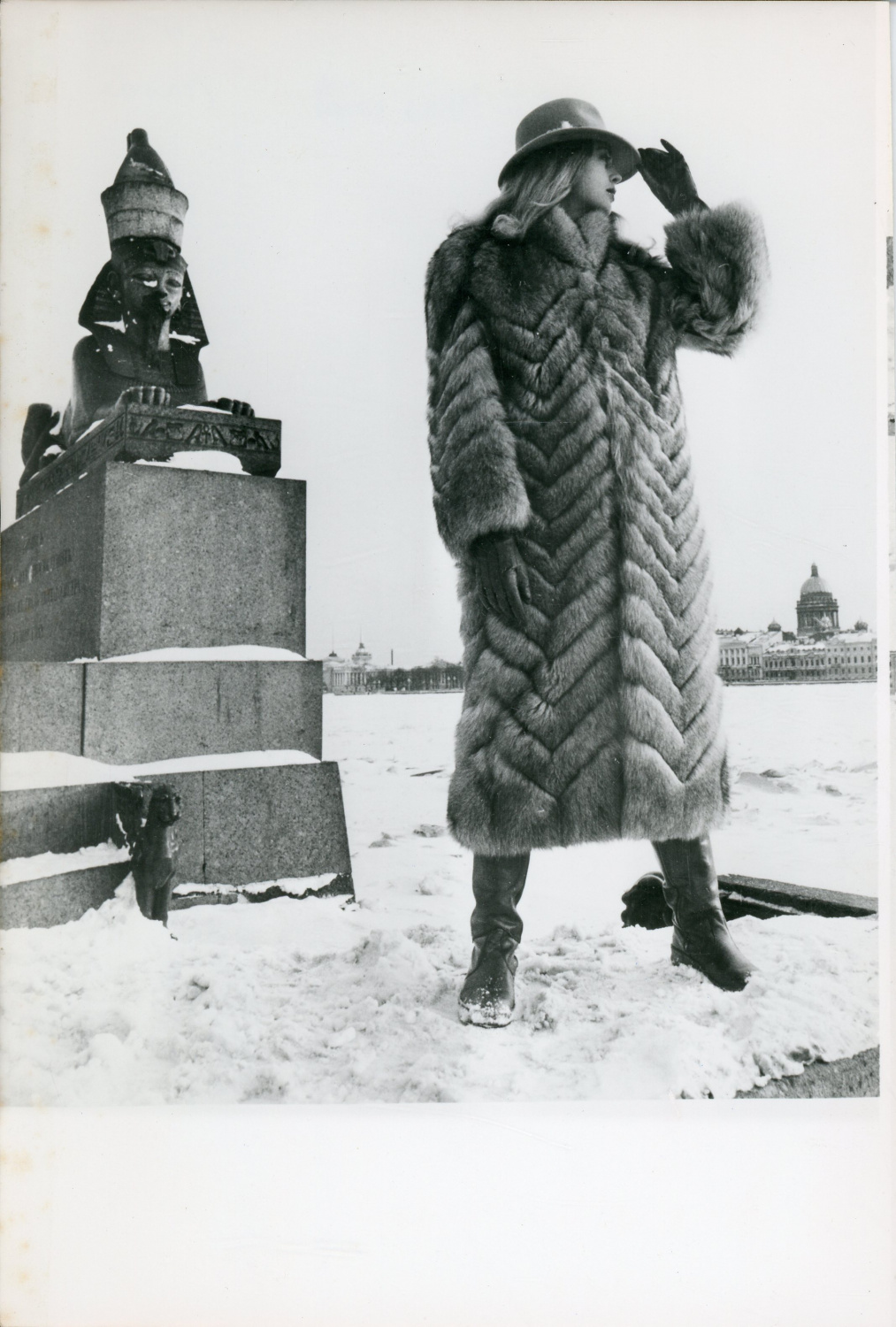 Mode, Mannequin avec manteau de fourrure de haute couture soviétique, 1983, Vintage silver print Photographie originale / Original photograph [ ]
