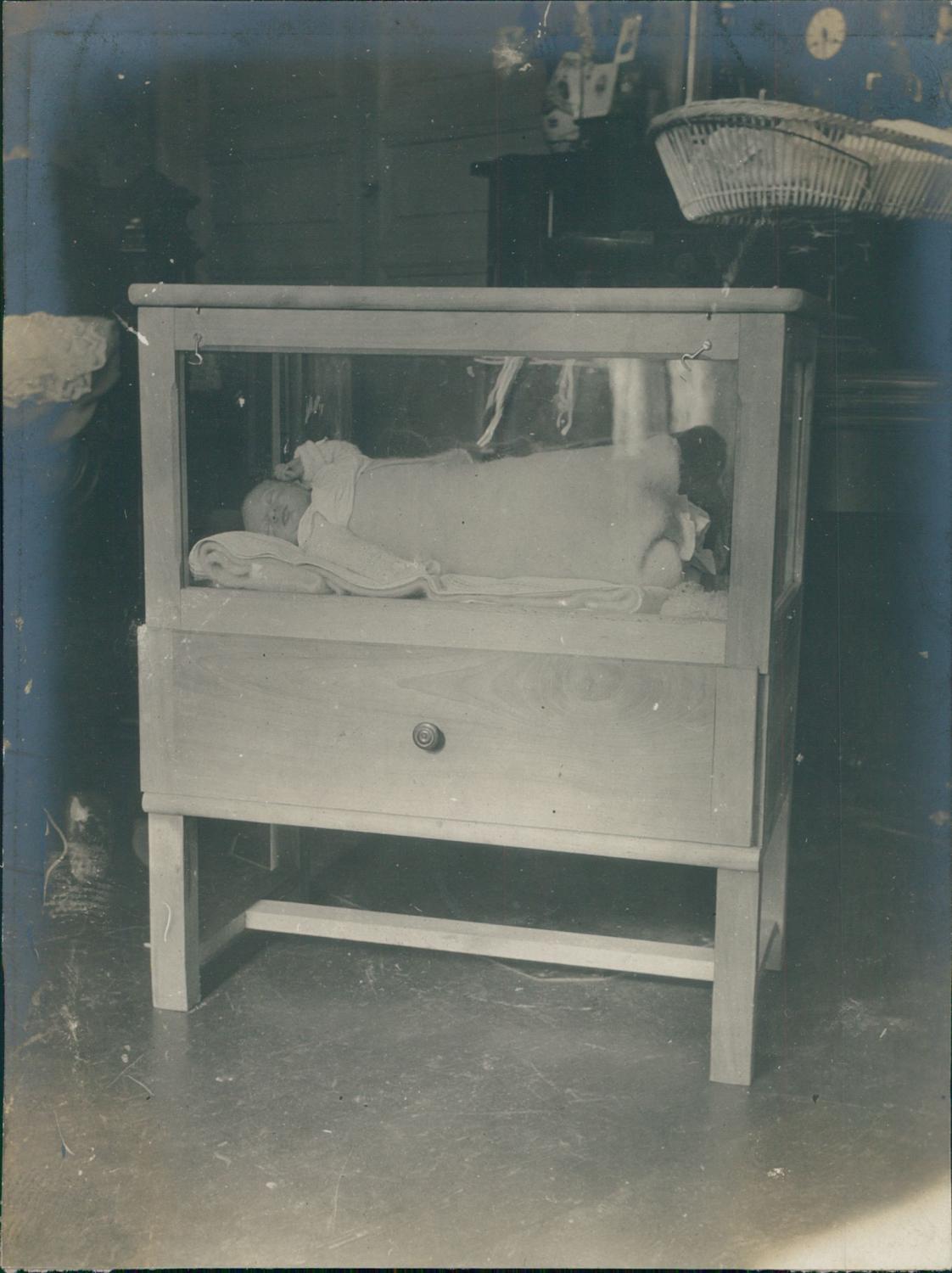 France, Dunkerque, Mannequin bébé, ca.1910, Vintage silver print Photographie originale / Original photograph [ ]