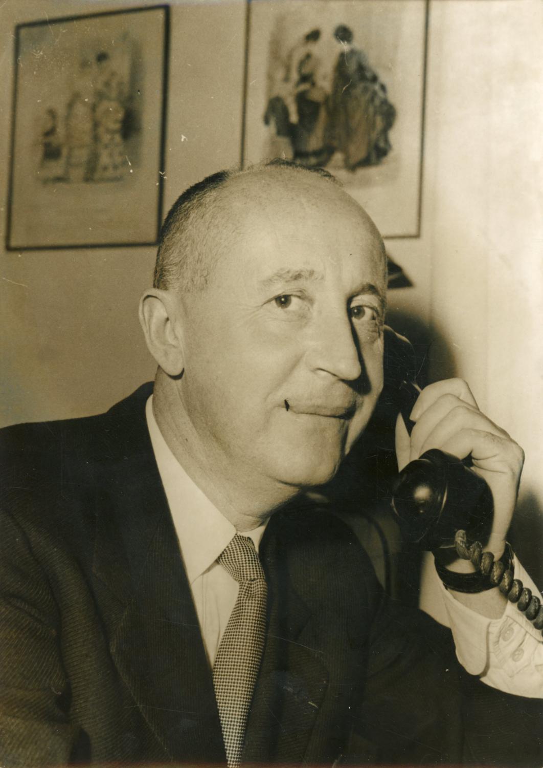 Le couturier Christian Dior au téléphone, ca.1955, vintage silver print Photographie originale / Original photograph [ ]