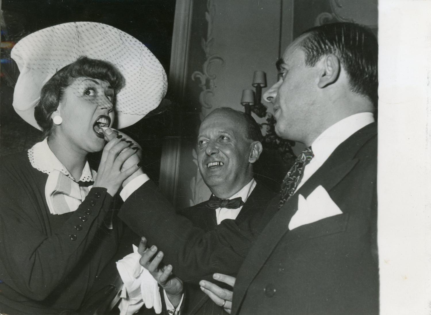 Biennale de Venise, Georges Clouzot et sa femme Suzy Delair avec l'Ambassadeur d Italie M. Quaroni, 1947, Vintage silver print Photographie originale