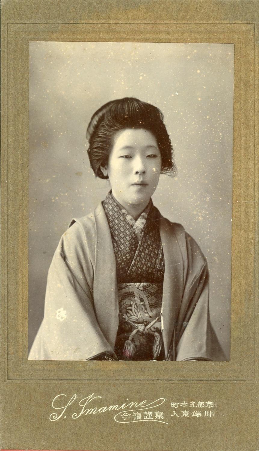 Japon Portrait d une femme en habit traditionnel ca.1920