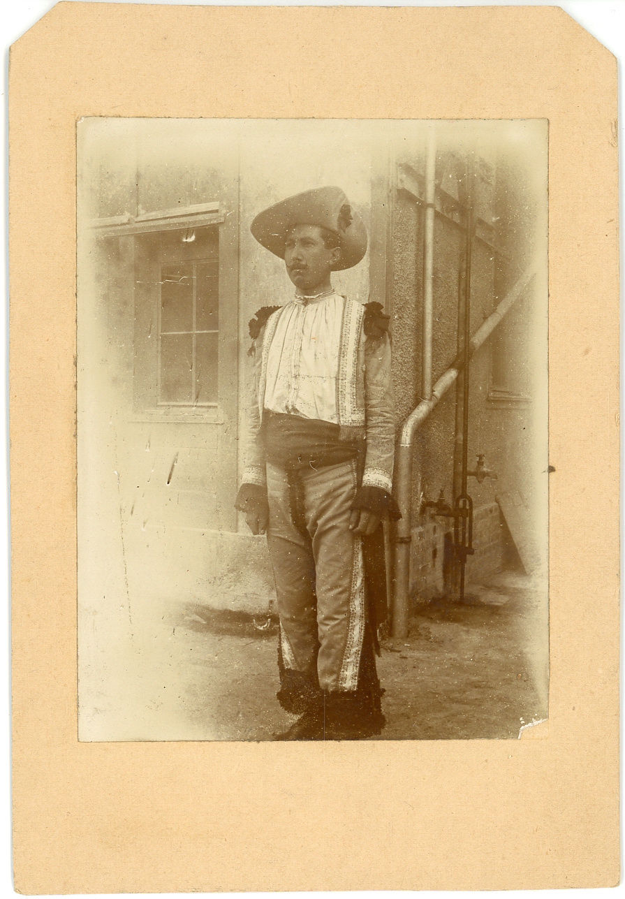 Amérique du Sud, Homme en habit typique, ca.1895, Vintage citrate print by  Photographie originale / Original photograph: (1895) Photograph |  photovintagefrance