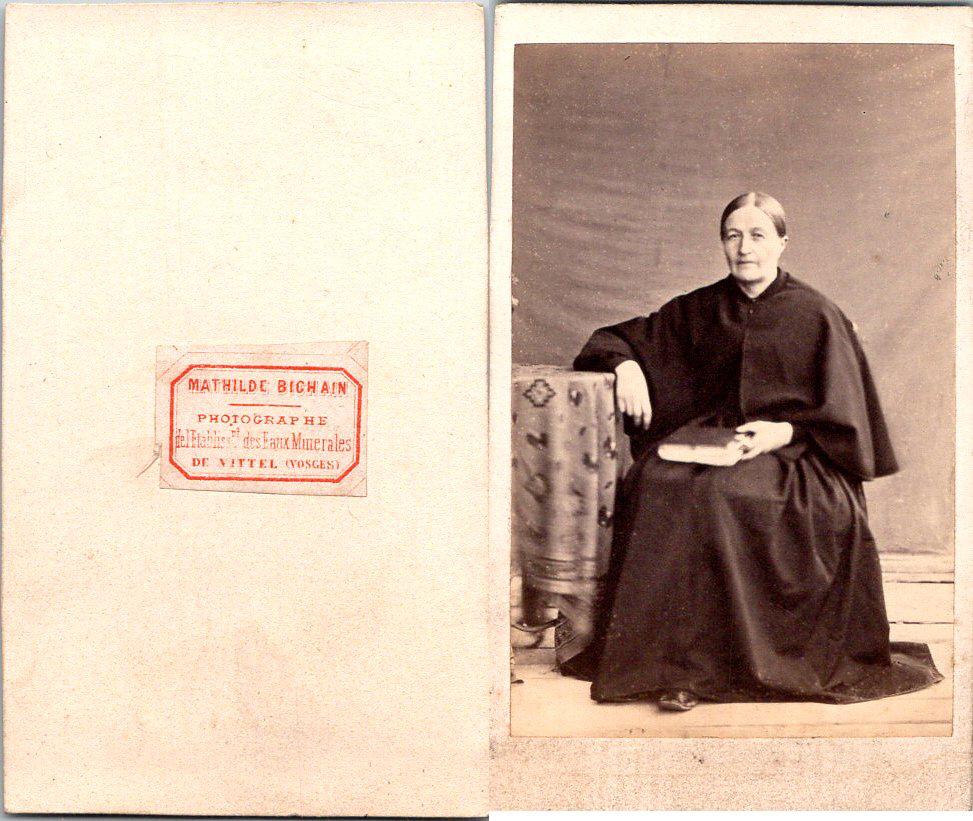 Mathilde Bichain, Vittel, Une femme âgée en cape noire, religieuse ? Photographie originale / Original photograph [ ]