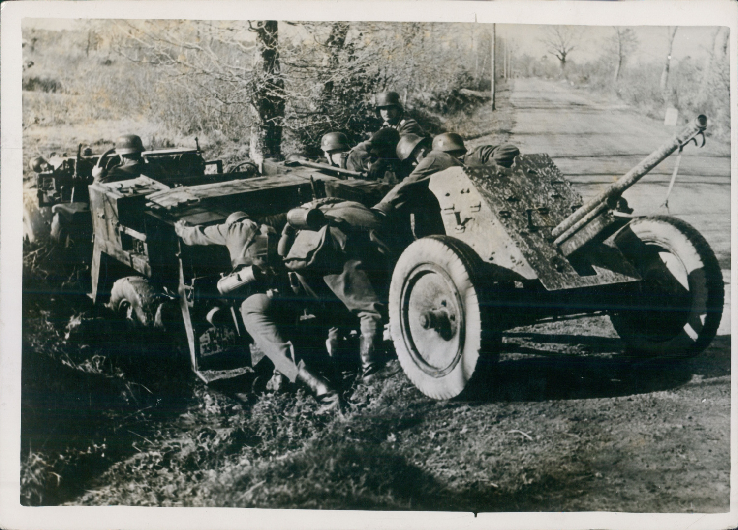 Guerre 39 45 Soldats Allemands Poussant Un Char 1941 Vintage Silver Print By Photographie Originale Original Photograph 1941 Photograph Photovintagefrance