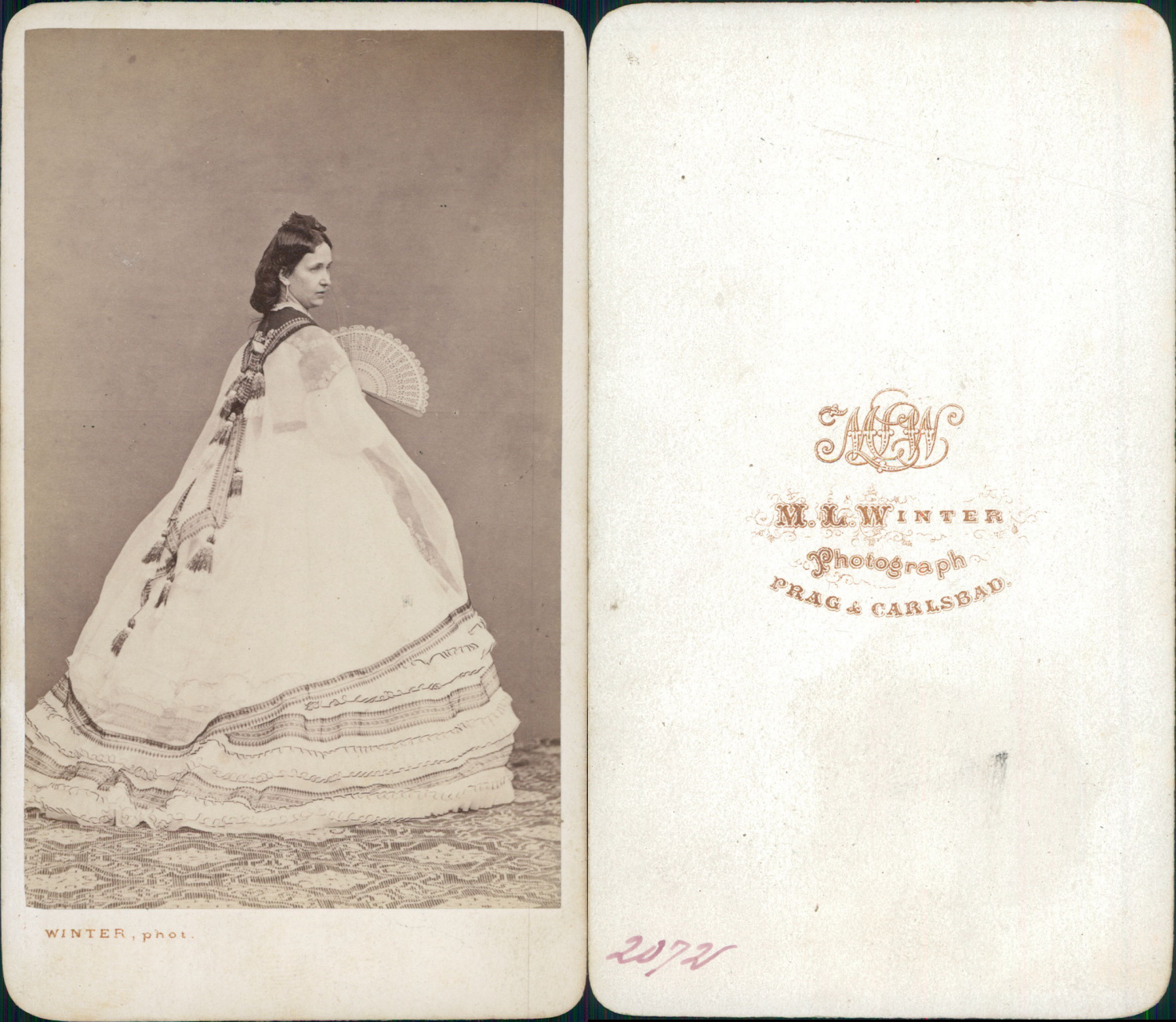 Winter, Prag & Carslbad, Femme de dos en crinoline, cape et éventail, circa 1865 Photographie originale / Original photograph [ ]