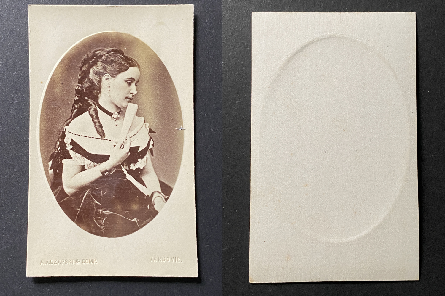 Actrice en robe de soirée en pose tenant un éventail, circa 1865 Photographie originale / Original photograph [ ]