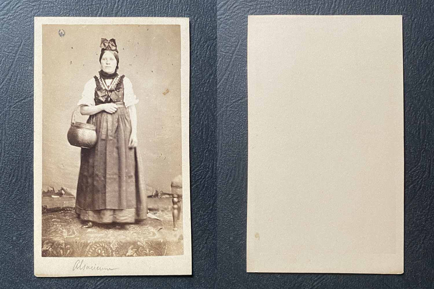 France, Scène dans le Jardin à identifier Vintage albumen print. Tirage albu