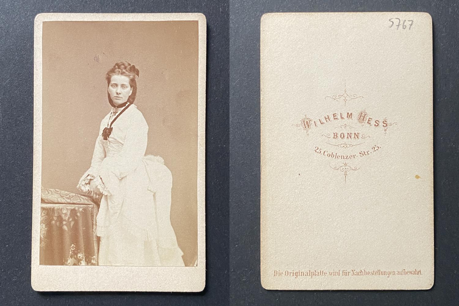 Wilhelm Hess, Bonn, Jeune femme en robe blanche, grosse tresse en