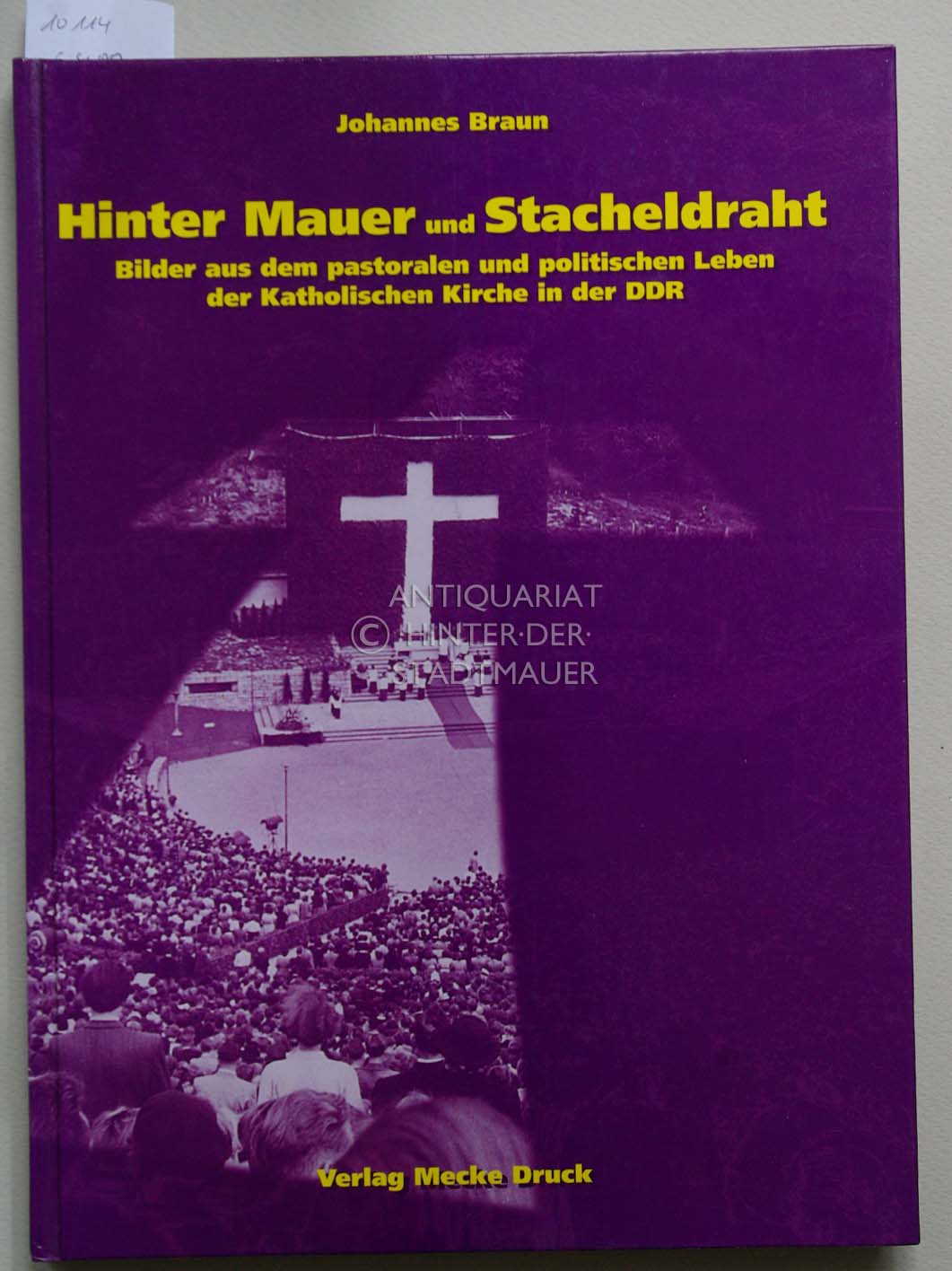 Hinter Mauer und Stacheldraht. Bilder aus dem pastoralen und politischen Leben der katholischen Kirche in der DDR. - Braun, Johannes
