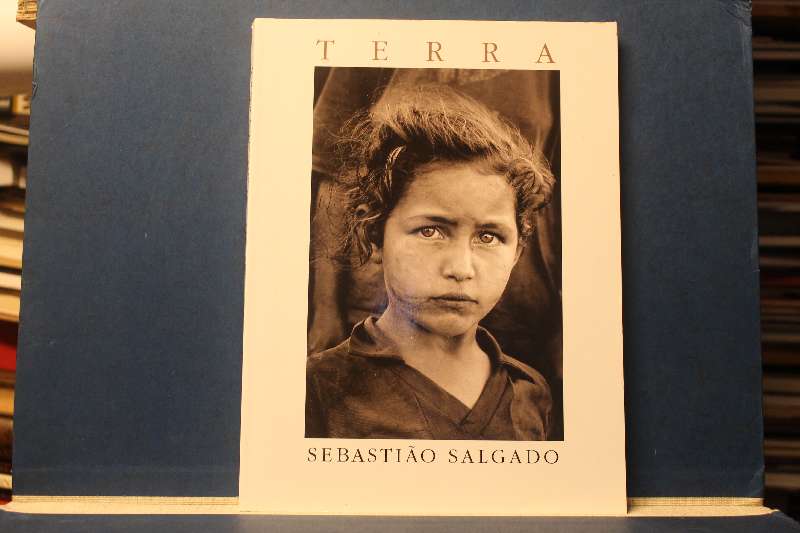Terra Mit einer Einführung von José Saramago und Gedichten von Chico Buarque - Salgado, Sebastiao
