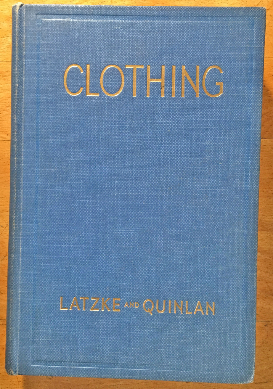 Clothing - an Introductory College Course Alpha Latzke [Bon] [Couverture rigide]
