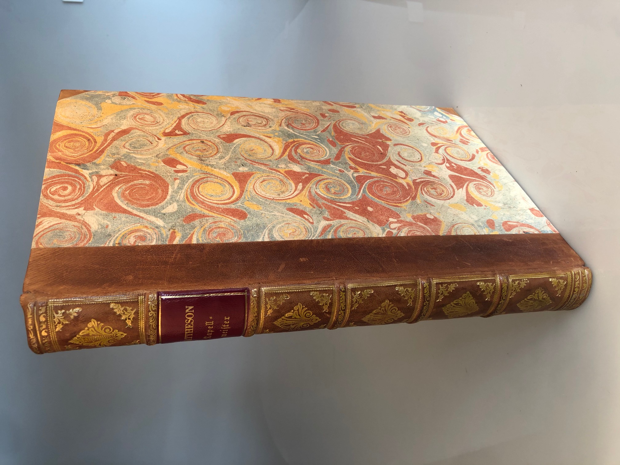 Ein Patissier Bereitet Feine Desserts Und Torten In Der Küche Einer