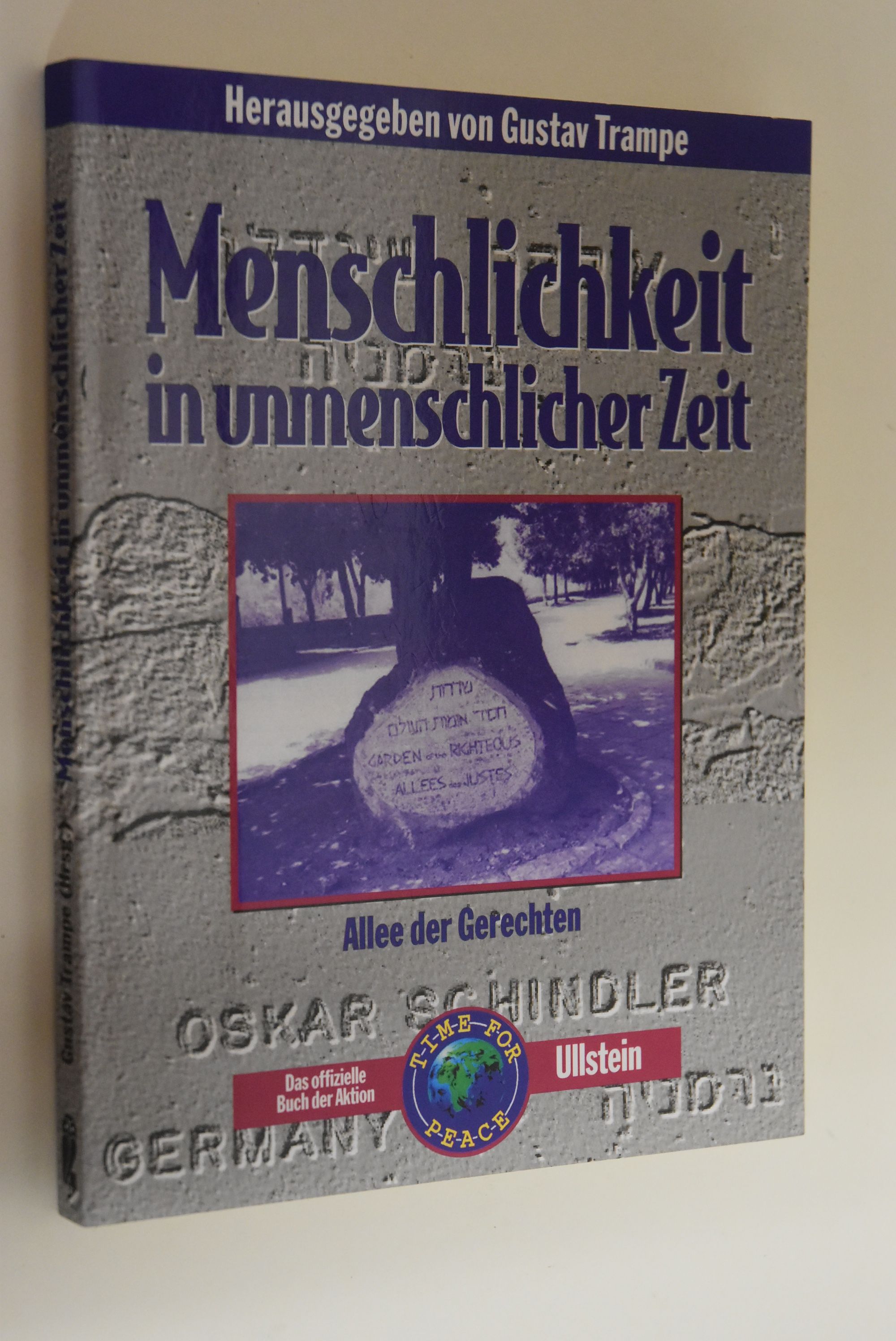 Menschlichkeit in unmenschlicher Zeit: Allee der Gerechten. hrsg. von Gustav Trampe / Teil von: Anne-Frank-Shoah-Bibliothek - Trampe, Gustav (Herausgeber)