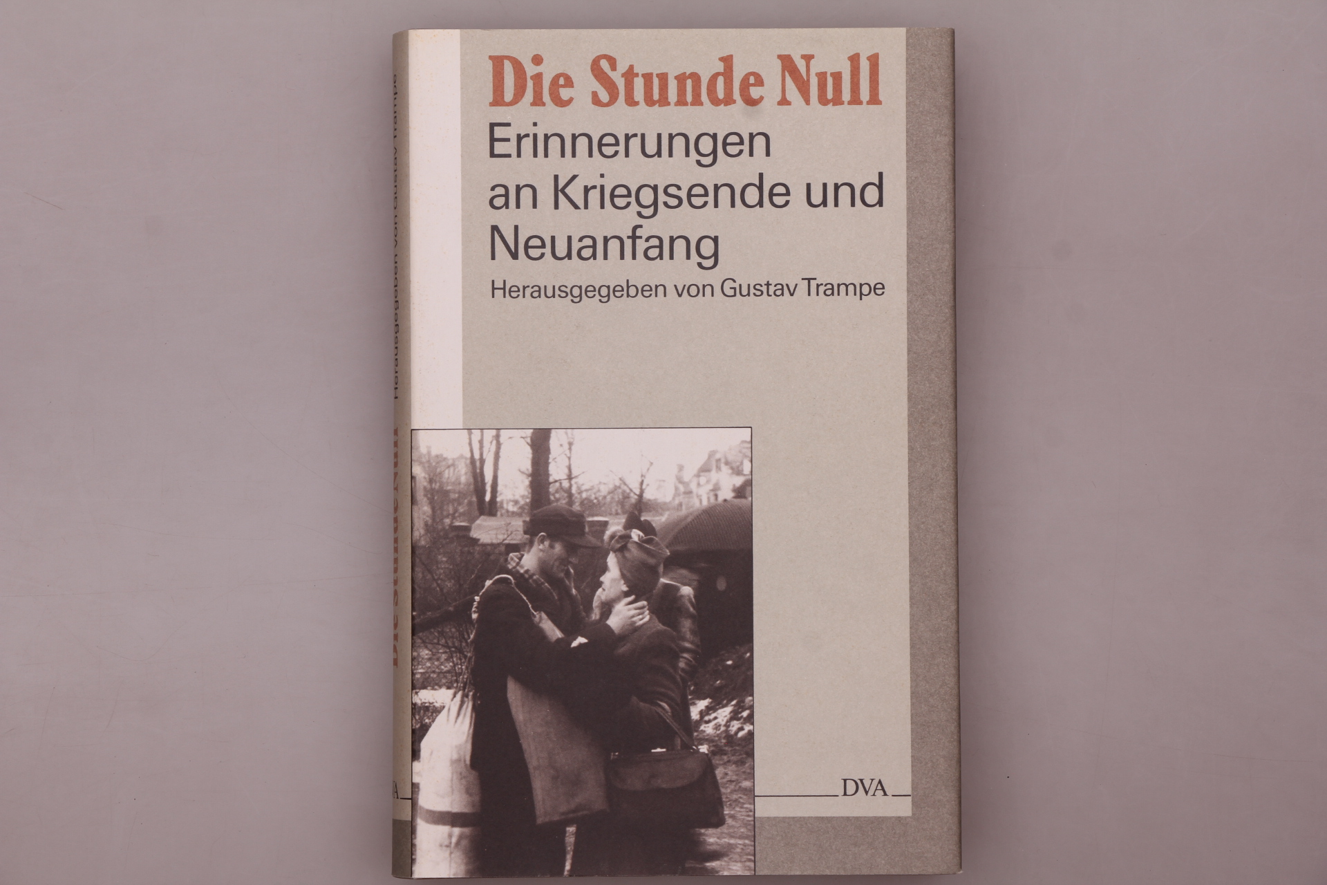 DIE STUNDE NULL. Erinnerungen an Kriegsende und Neuanfang - [Hrsg.]: Trampe, Gustav