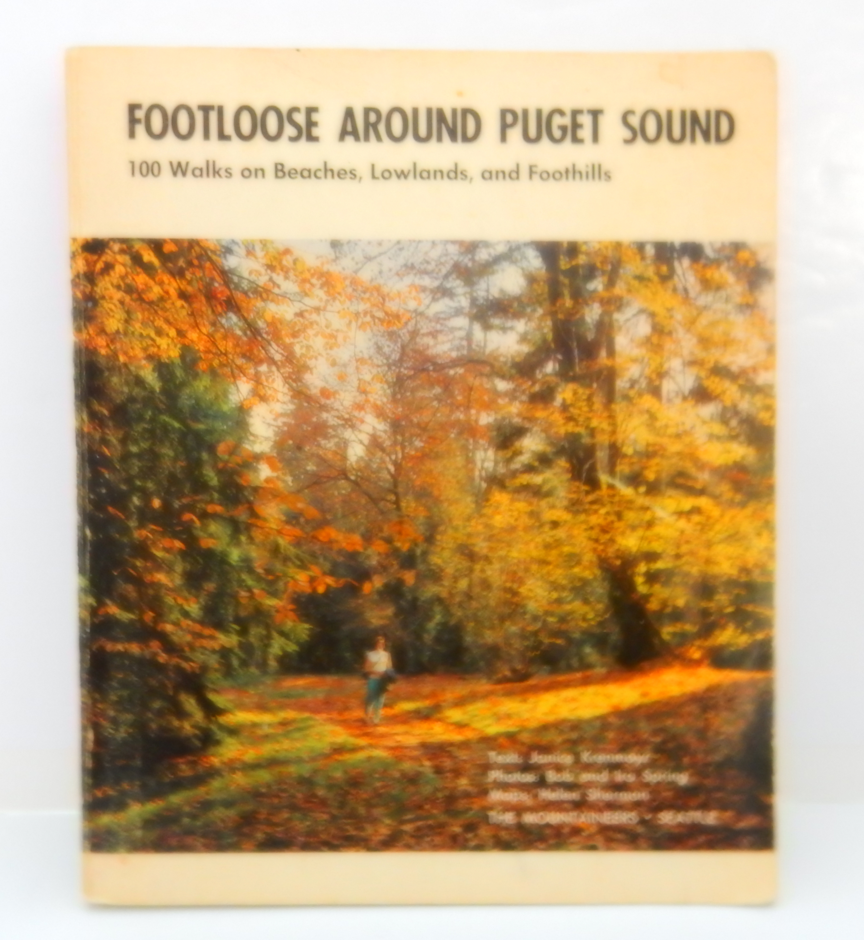 Footloose Around Puget Sound: 100 Walks on Beaches, Lowlands, and Foothills - Krenmayr, Janice (Text); Spring, Bob and Ira (Photos); Sherman, Helen (Maps)
