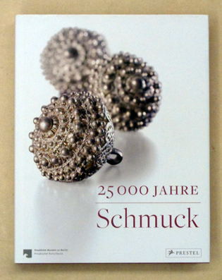 25 000 Jahre Schmuck. Aus den Sammlungen der Staatlichen Museen zu Berlin. - Eichhorn-Johannsen, Maren u. Adelheid Rasche (Hg.)