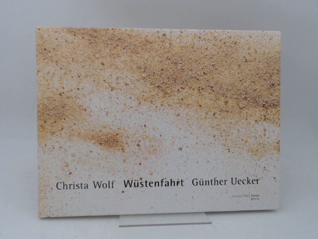 Wüstenfahrt. Erzählung. Zur Erzählung arbeitete Günther Uecker 13 Materialbilder auf Holztafeln, deren Reproduktion dieses Buch bietet. - Wolf, Christa und Günther Uecker