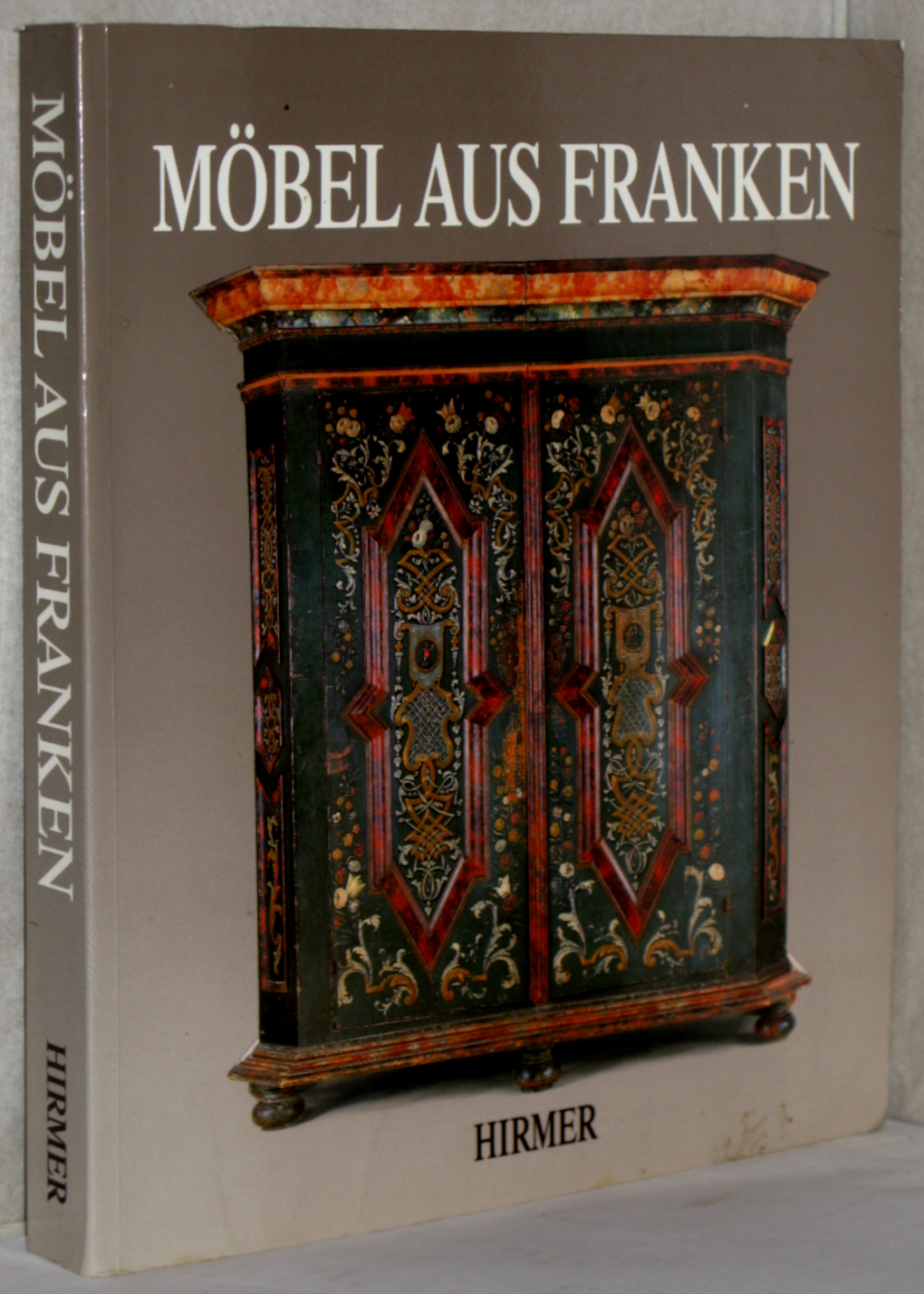 Möbel aus Franken. Oberflächen und Hintergründe. Begleitbuch zur Gemeinschaftsausstellung des Bayerischen Nationalmuseums München u. des Germanischen Nationalmuseums Nürnberg 1991. Hrsg. vom Bayerischen Nationalmuseum München. Beiträge von Gerdi Maierbacher-Legl, Bernward Deneke, Rainer S. Elkar, Renate Gold, Hermann Heidrich, Barbara Rawitzer u. Sigrid Sangl. M. zahlr., tls. farb. Abb. Aufnahmen von Ralph Buchner u.a. - Bauer, Ingolf u. Konrad Bedal u.a.