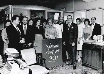 Original official White House photograph of First Lady Pat Nixon at preparations for a party. Official White House Photographer. [Satisfaisant]